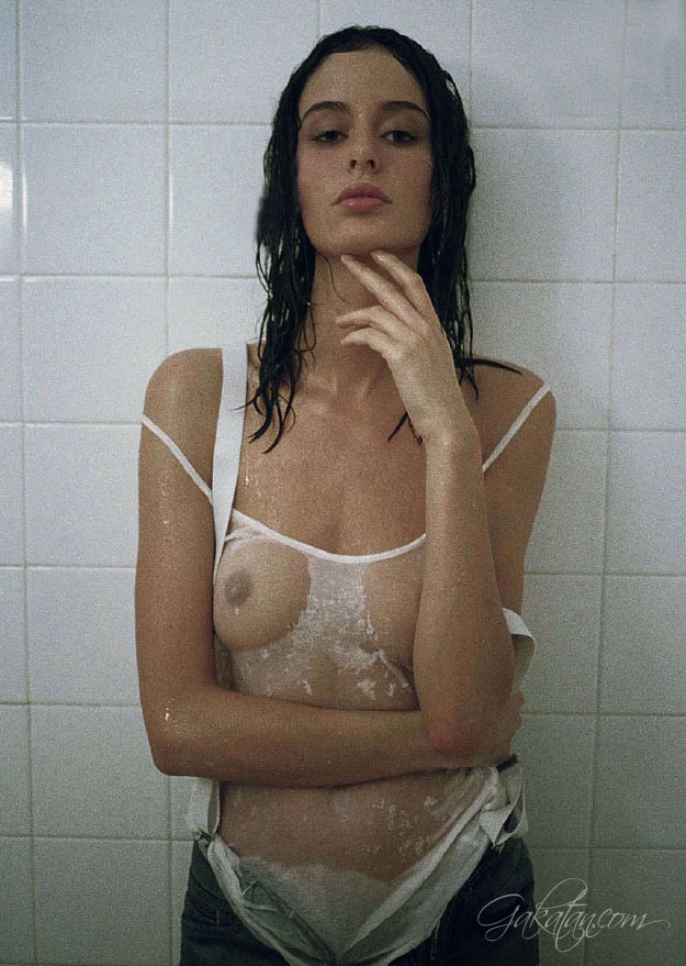 Photos sexy de Nicole Trunfio topless dans le magazine Jalouse N ° 166. 