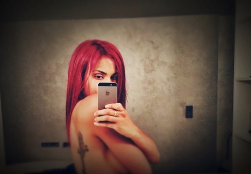 shym-nue-topless-cheveux-rouge-instagram